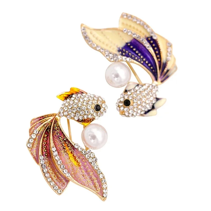 New Pearl Fish Brooches for Women Suit Fashion Animal Rhinestone Jewelry Cardigan Neckline Metal Pins Clothing Accessories 1021