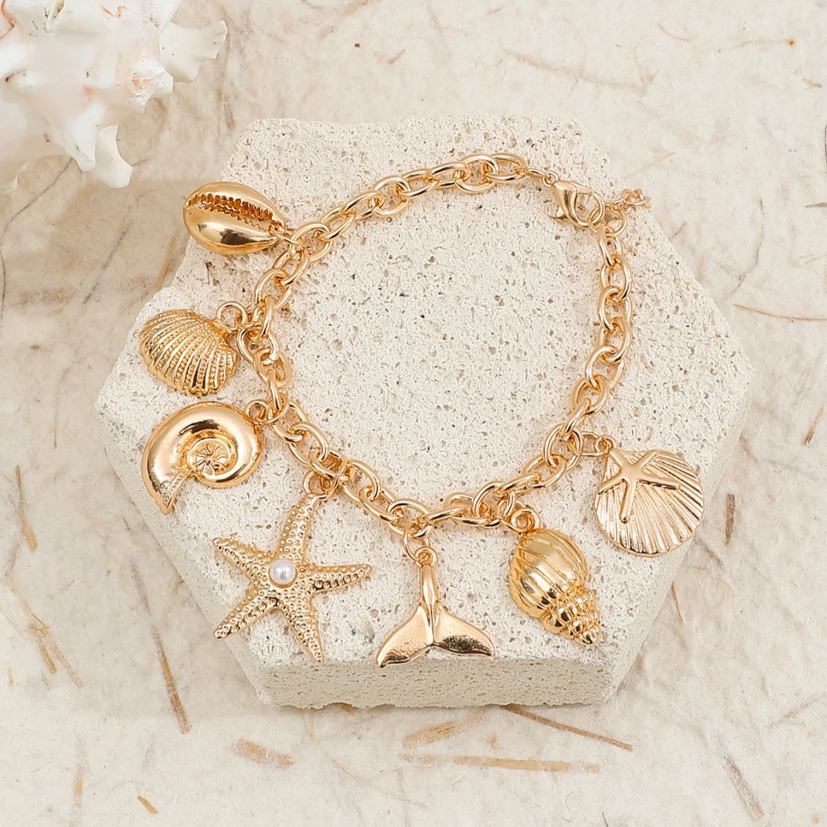 Pulseira boho de praia com berloques de estrela e conchas_voghion.com