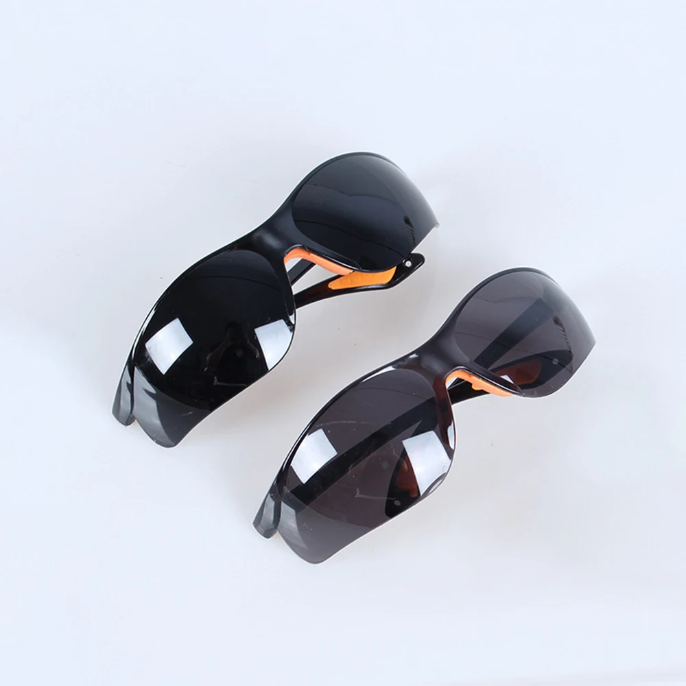 Détail des verres des lunettes de protection anti-lumière bleue 5 degrés, montrant la teinte légèrement ambrée.