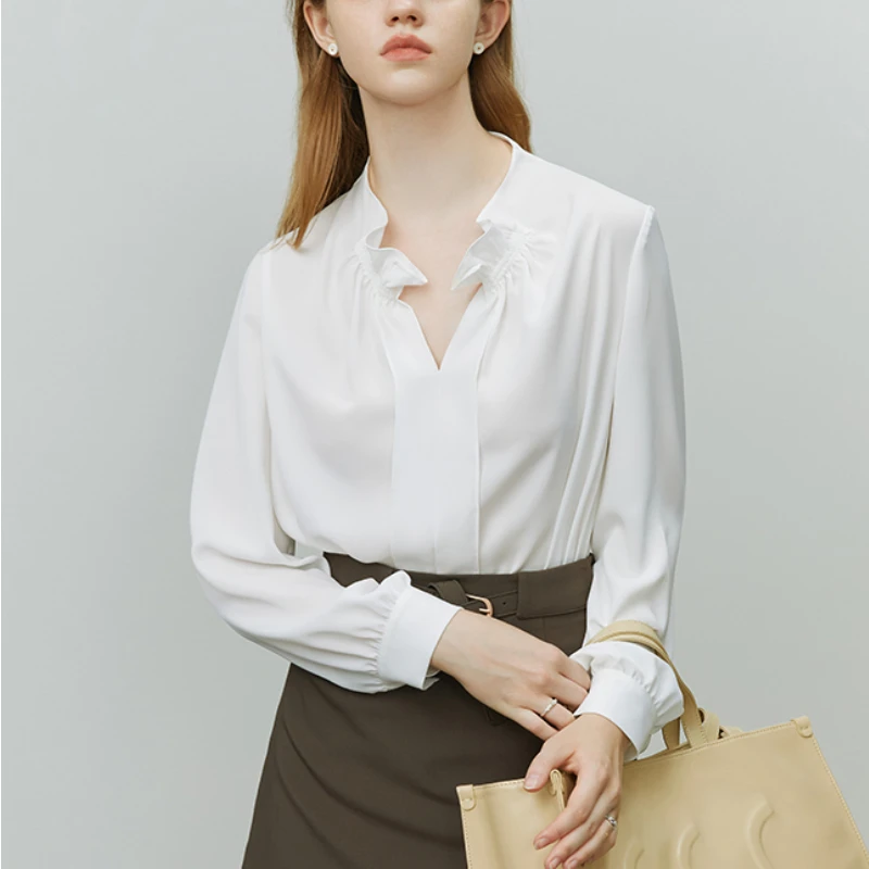 

Женская атласная блузка с длинным рукавом и V-образным вырезом