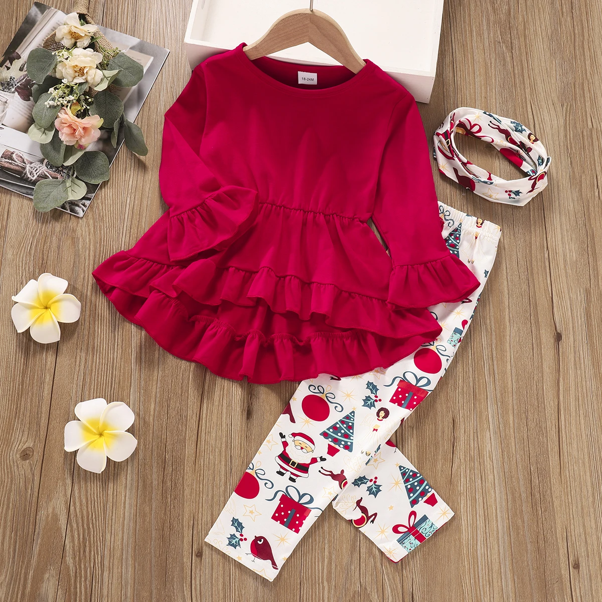 thumbnail image 3 of Conjunto de 3 piezas de ropa navideña para niña pequeña, dobladillo con volantes, mangas largas acampanadas, top rojo, conjunto con estampado de árbol de Navidad de Papá Noel, 3 of 5