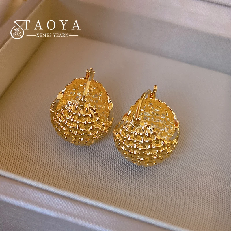 Aggregate 78+ gold ball hanging earrings latest esthdonghoadian