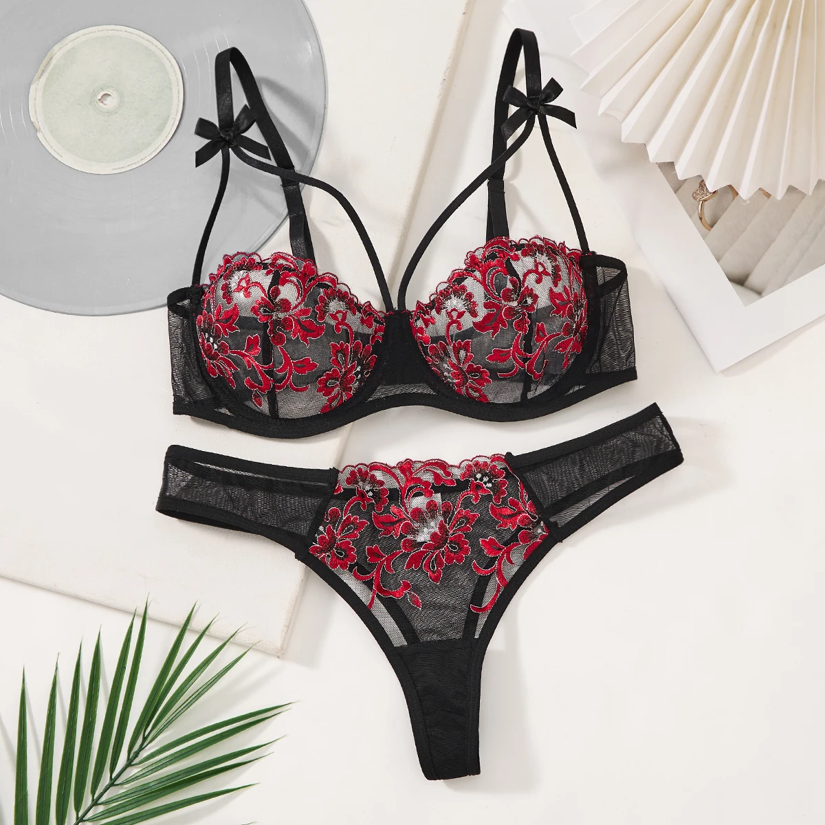 A set of BlackRed sexy underwear, featuring floral patterns, perfectly combines charm and sexiness ZA825113