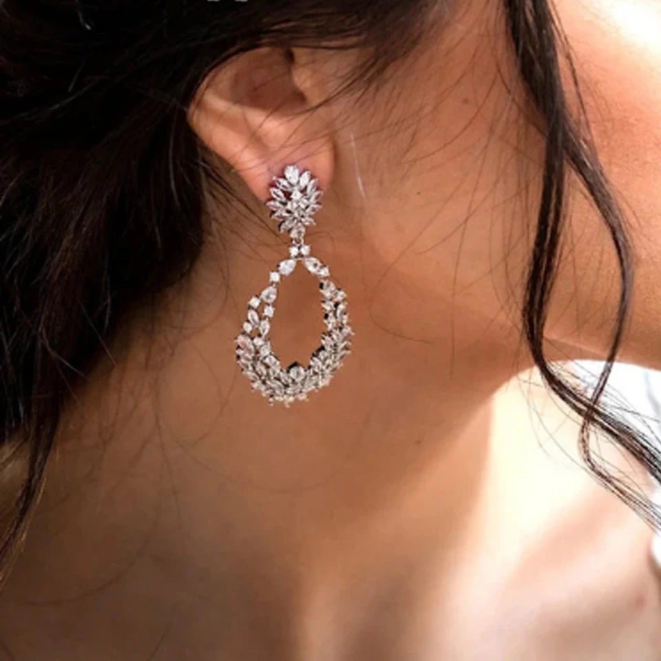 UILZ ダングルウェディングブライダルイヤリング 女性用 花嫁 ブライドメイド ウェディングギフト キュービックジルコニア ラインストーン ゴールドイヤリン 女性の結婚式のブライダルダングルイヤリング、ペンダントイヤリング