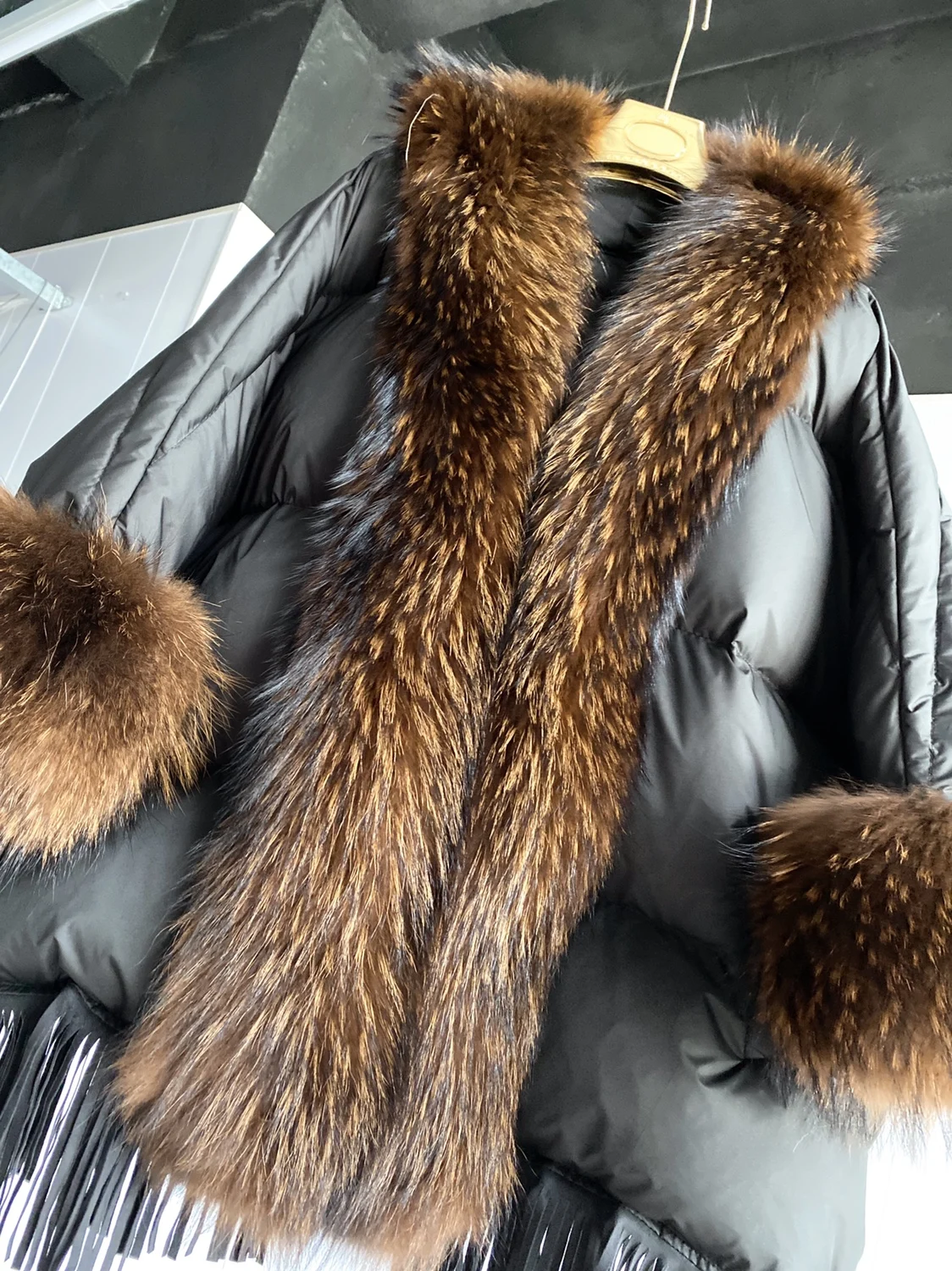 Hot 2025 European Fashion Cloak Goose Down Down Coat Trend