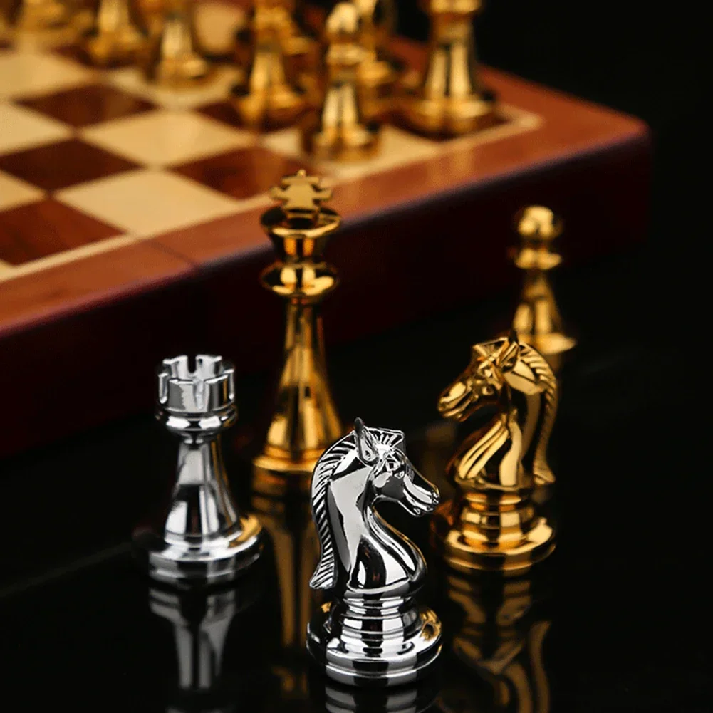 

Деревянная шахматная доска с игрушкой, 32 комплекта