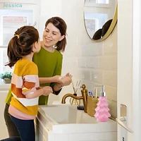 ♥ เครื่องจ่ายสบู่รูปต้นคริสต์มาส - ขวดสบู่เหลวสำหรับห้องน้ำ/ห้องครัว, ปั๊มโลชั่นตกแต่งเทศกาล (สีเขียว/ชมพู) 6