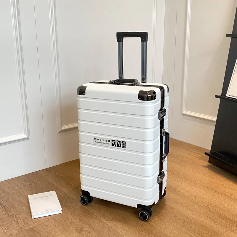 Рисунок 3 - Матовый прочный чемодан TIUMIU