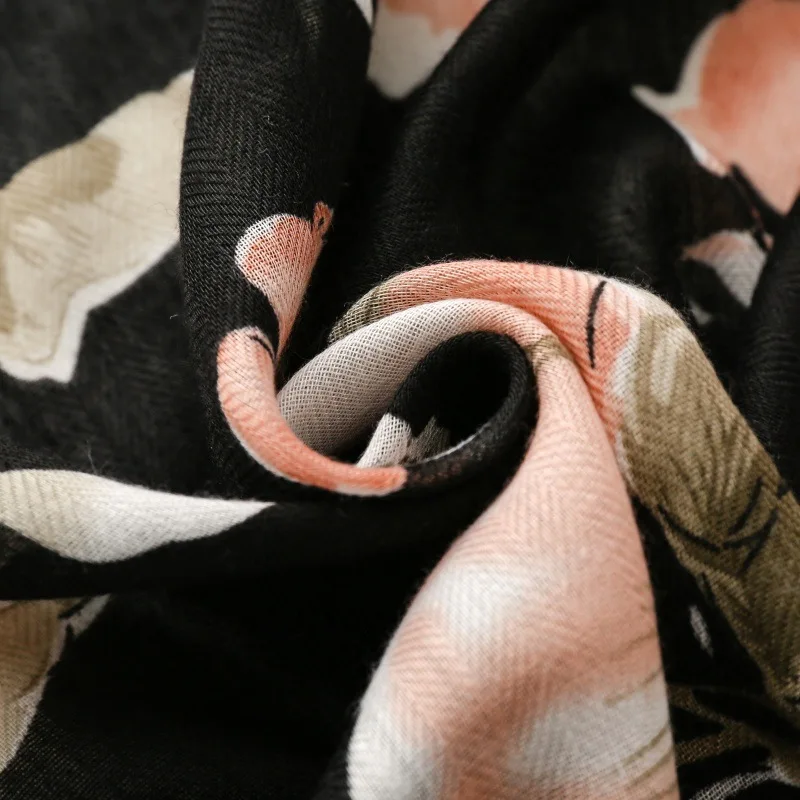Schwarz-rosa Blumen-Quasten-Viskose-weicher Schal, Boho-Chic, dünne Tücher und Tücher für Damen, perfekt für Reisen und Freizeit, muslimischer Hijab 2025 – Detail 7