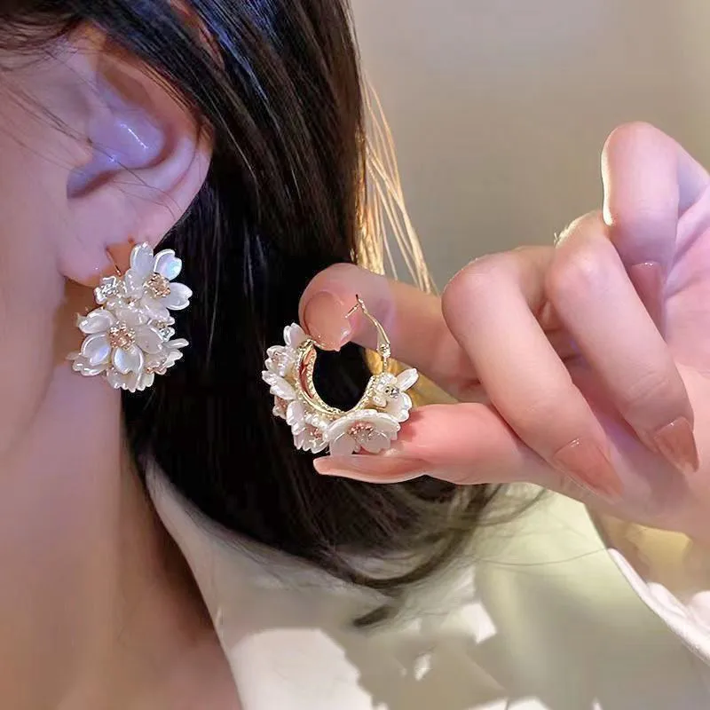 New Exquisite White Crystal Flower Earrings with Rhinestones for Women Personalized Daily Accessory Party Jewelry Birthday Gifts
