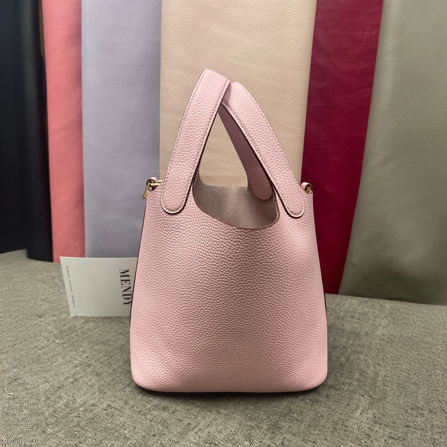 Grand sac seau chic Astrakan. Grand sac chic minimaliste de luxe Grand sac seau chic Astrakan. Grand sac chic minimaliste de luxe