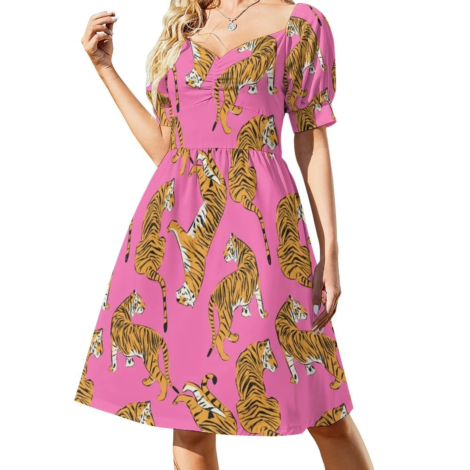 thumbnail image 1 of Vestido largo de manga corta con estampado de tigre rosa repetido - Estilo preppy, moderno y contemporáneo - Ropa de mujer, 1 of 7