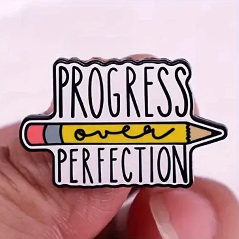 Bleistiftbuchstabe „Progress Perfection“ Emaille Pin Brosche Rucksack Hut Tasche Kragen Abzeichen