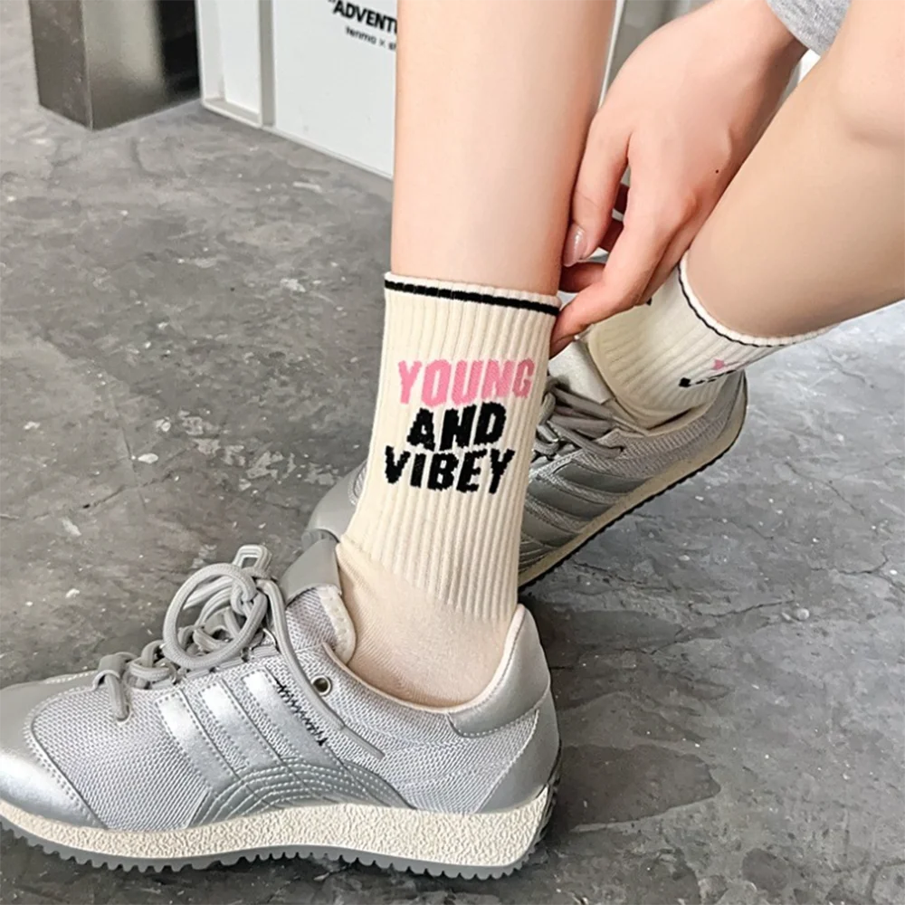 5 Paar modische Damensocken, neue Mädchen-Street-Casual-Crew-Socken, atmungsaktiv, mit Buchstabenmuster, trendig, bequem, Baumwollsocken, lange Socken – Detail 10