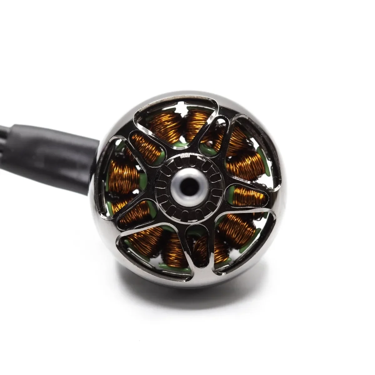 Moteur Brushless EMAX ECOII 2807 monté sur un drone FPV, hélice attachée, prêt pour le vol.