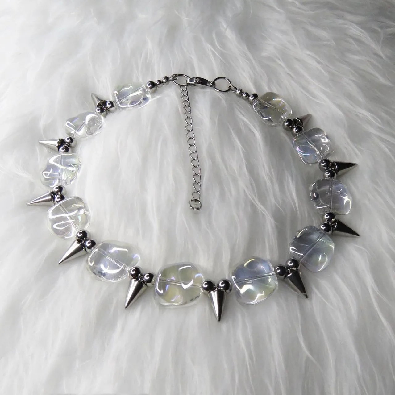 Collana con rivetti in stile punk alla moda femminile 2025 per donna/uomo, gioielli geometrici irregolari con borchie a spina dorsale, cubetti di ghiaccio in metallo trasparente, 2024_voghion.com