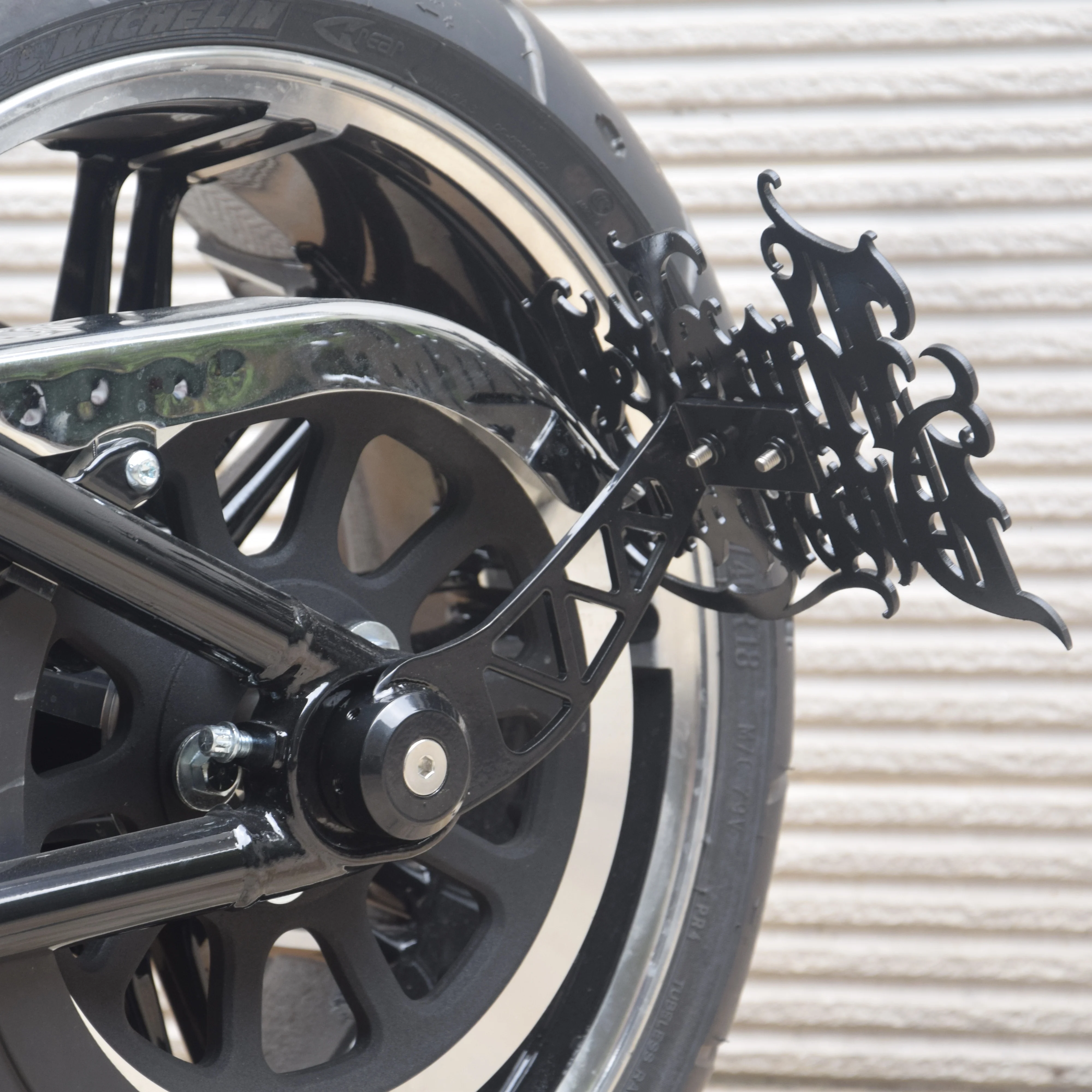 Harley Softail Fat Boy Breakout Dyna Street Bob 2018-2024 용 오토바이 블랙 수정 사이드 마운트 라이센스 플레이트 브래킷 홀더