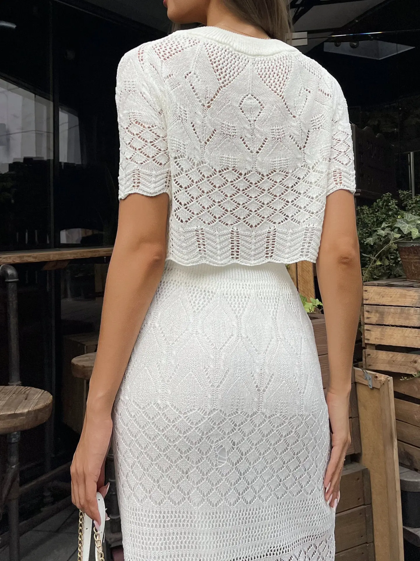 Conjunto de camiseta y falda de punto blanco de manga corta con aberturas transparentes de cintura alta, sexy, ajustado, cruzado en la cadera, dos piezas para mujer