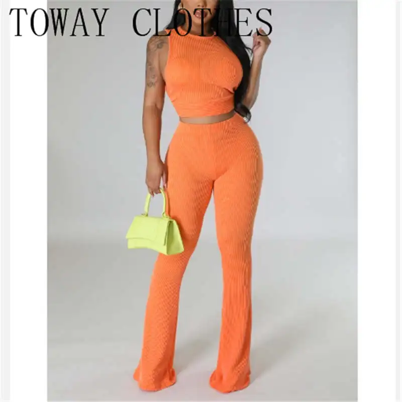 

Женский трикотажный костюм в рубчик, комплект из двух предметов: топ с открытыми боками и расклешенные брюки, спортивный костюм для активного отдыха, лето 2024