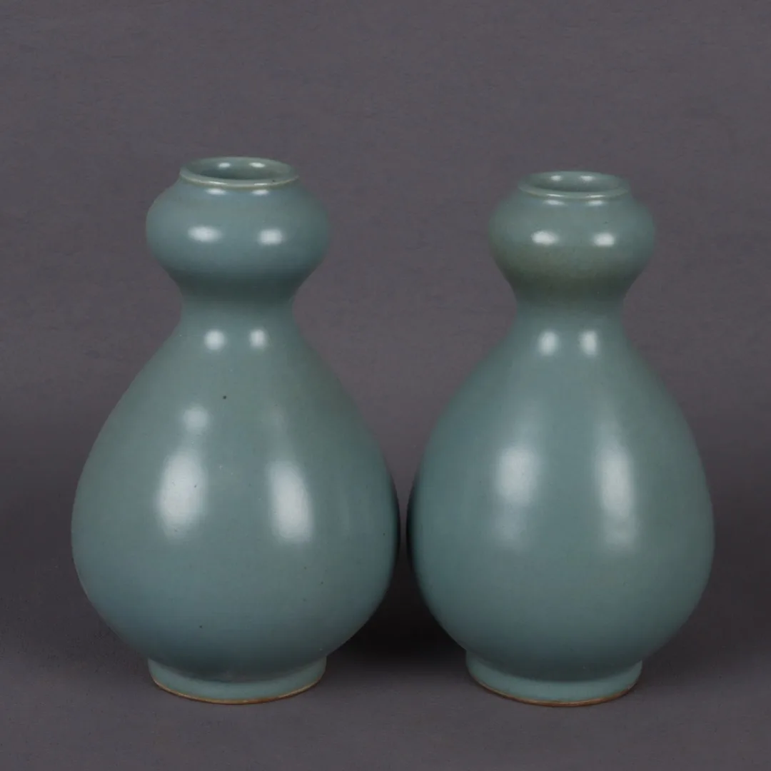 

Jingdezhen Antique Porcelain Gray Blue Glazed Garlic Bottle Decoration