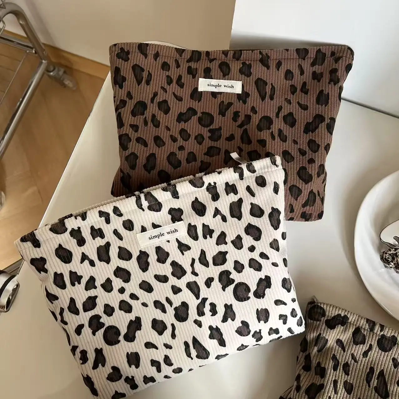 Corduroy Retro Leopard Pattern Makeup Bag Lipstick Cosmetic Organizer Zipper Bag Travel Washing and Storage Bag for Women 3