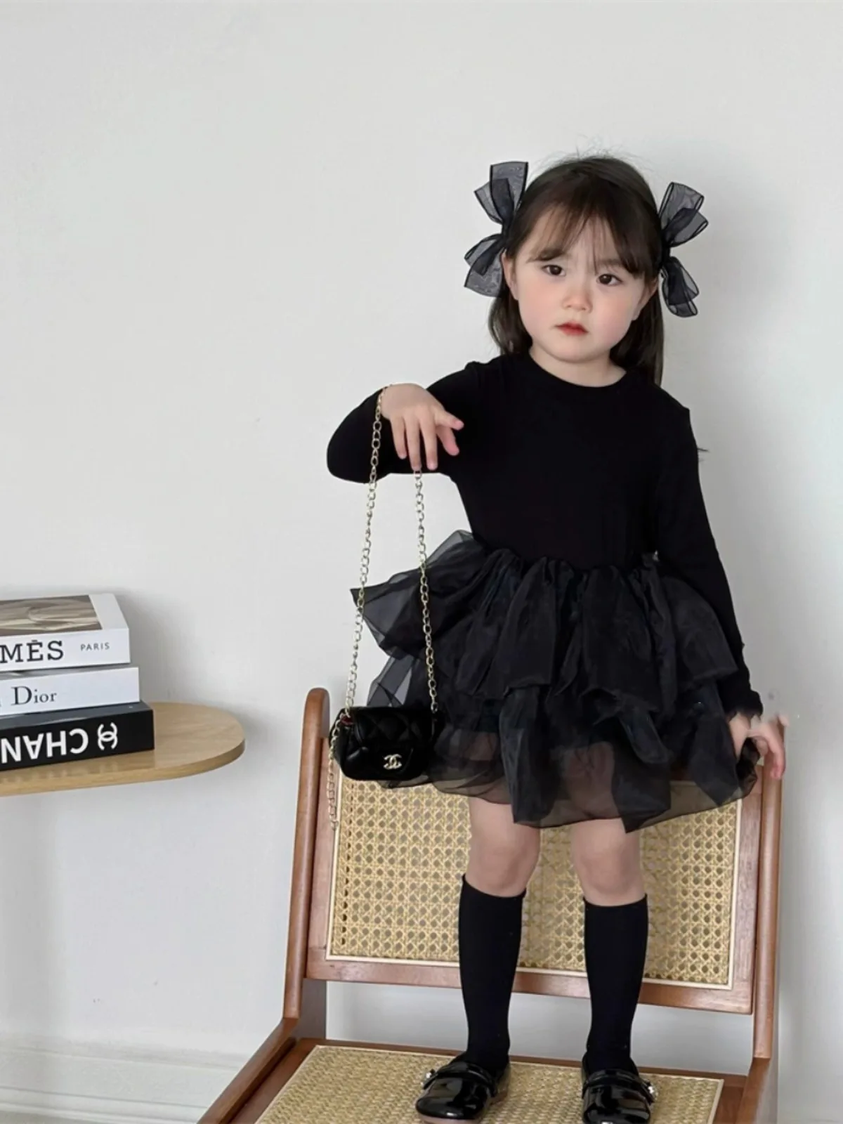 Entzückendes Strickkleid aus Baumwollmischung mit langen Ärmeln und Rundhalsausschnitt für Kinder und Mädchen. Ein flauschiger, mehrlagiger Chiffon-Tüllrock für Kinder – Detail 4