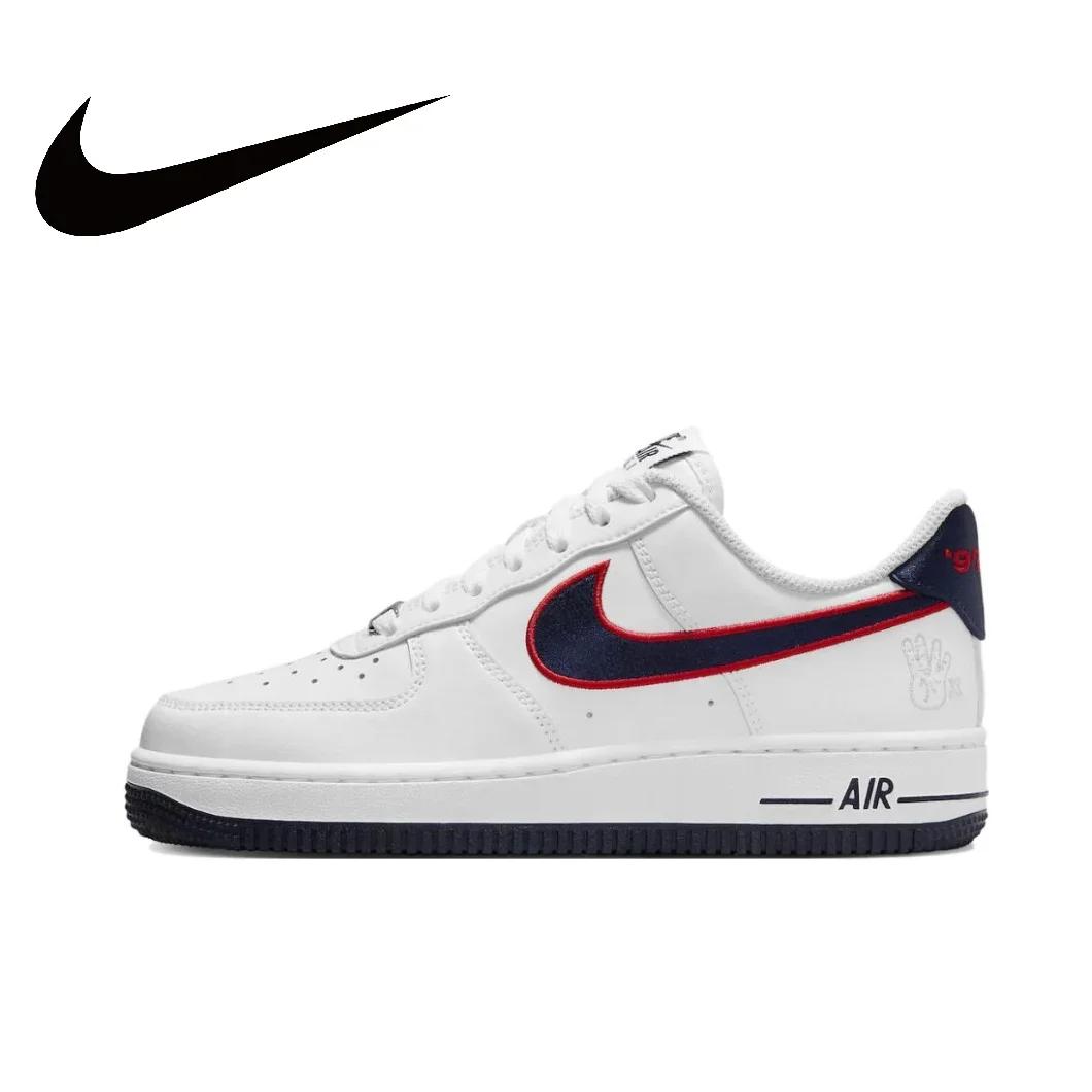 thumbnail image 1 of Zapatillas Nike originales Air Force 1 07 de caña baja, cómodas y casuales para exteriores, color negro, blanco y rojo, 1 of 5