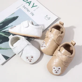 2025 Scarpe da bambino pre-camminate per neonati e ragazze di vendita calde Scarpe da bambino casual all'aperto Design simpatico orso per bambino con suola in TPR 1