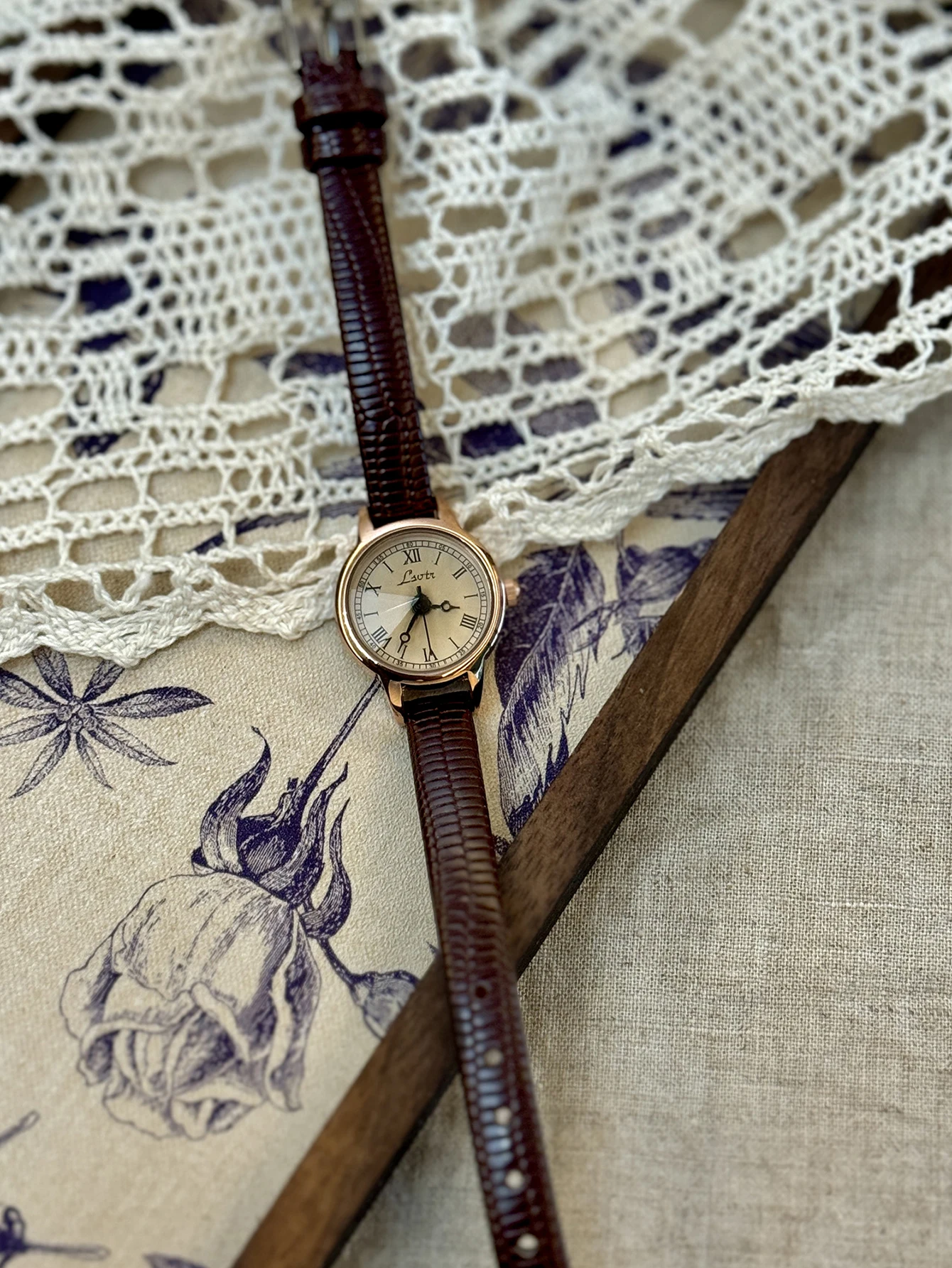 Vintage-Style Coffee Leather Strap Women's Watch with Delicate Round Dial