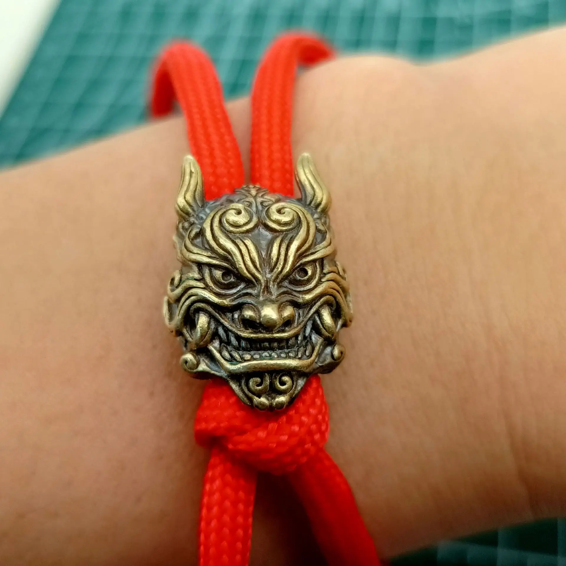 

1 шт. латунный Восточный Лев Ретро латунный медный ремешок Подвески Нож бусины парашютный шнур Подвески бусины EDC инструмент