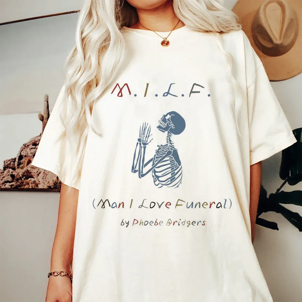 

Женская футболка с коротким рукавом, круглым вырезом и принтом черепа