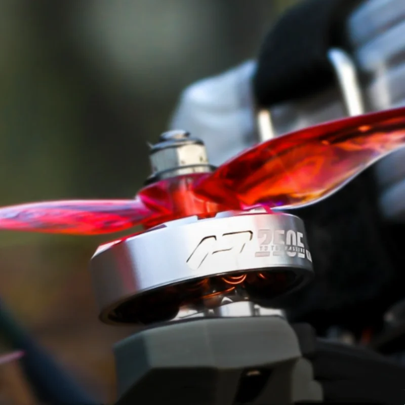 Détail du dessus du moteur T-HOBBY P2505 1850KV avec câbles de connexion
