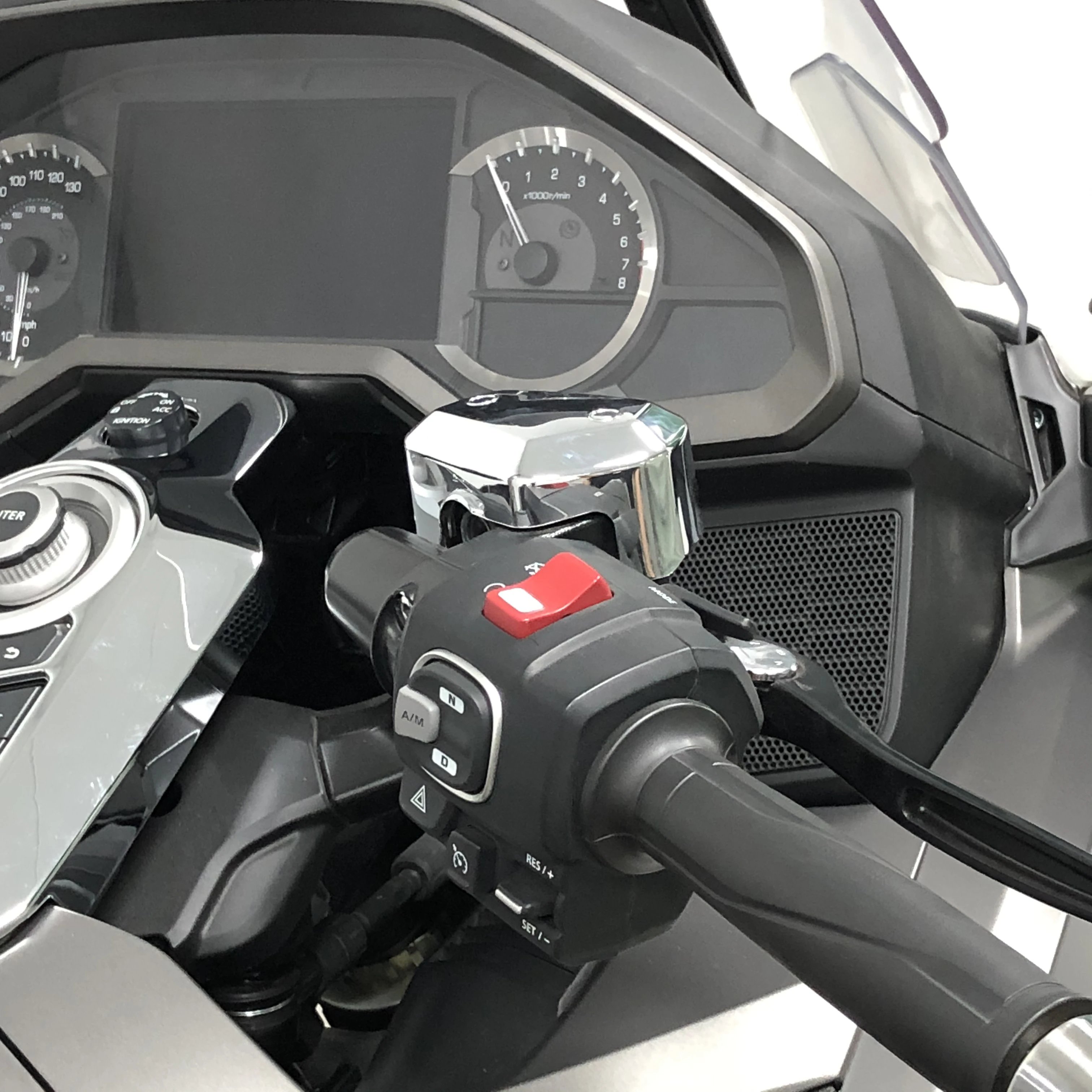 

2018UP For Honda Goldwing GL1800 F6B Motorcycle Brake Oil Pot Electroplating Decorative Cover Front Brake Master Cylinder Cover