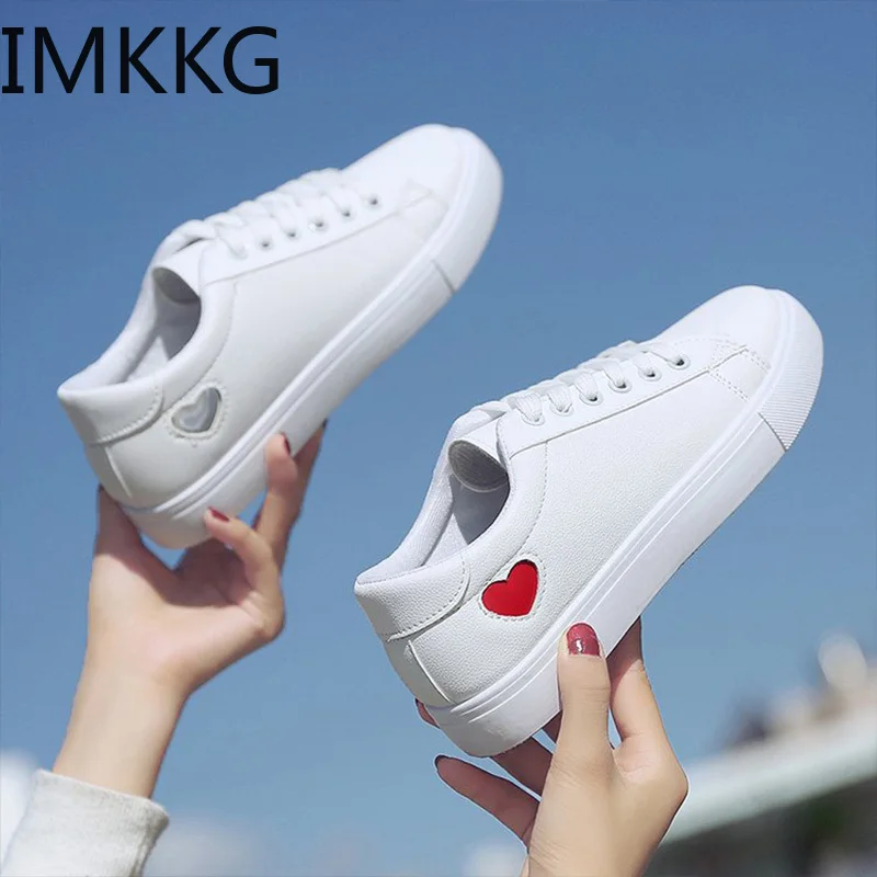 

Кроссовки женские из ПУ кожи, дышащие, с милым сердечком, плоская подошва, Повседневная модная обувь, белые, осень
