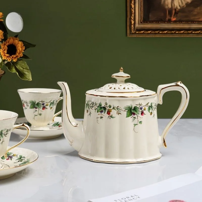 

Europe Tea Cup And Saucers Set Ceramic Mug Coffee Cup Set With Dessert Plate Spoon Strawberry Cup Teapot Espresso Cups Drinkware