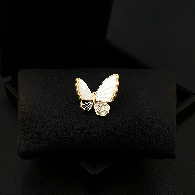 

White Shell Butterfly Brooch High-End Women's Corsage Cardigan Fixed Decoration Suit Collar Pin Elegant Accessories Jewelry 5573