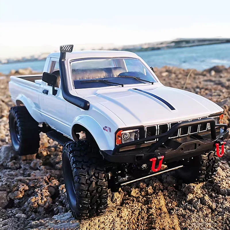 Vue de dessus de la Voiture RC Tout-Terrain 4WD 1/24 C24-1 RTR/KIT avec ses pneus crantés