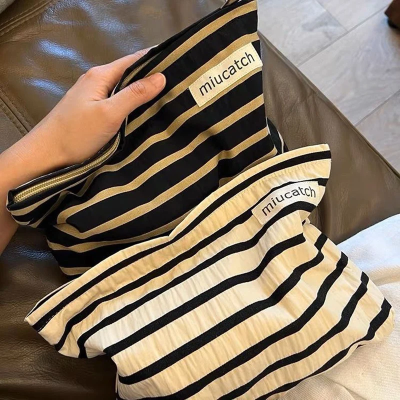 Blackandwhitewovenstripecosmeticbaglargecapacityportable