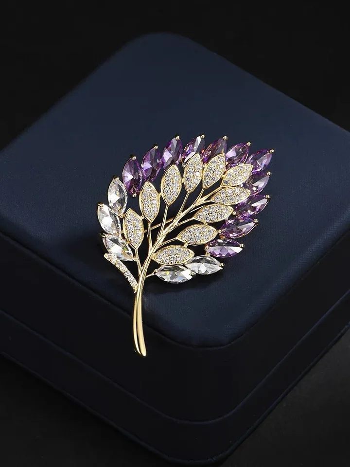 Mecool Spilla Vintage A Forma Di Freccia Con Piuma E Cristalli Simulati - Colore Viola, In Lega E Vetro, 6.9 Cm, Gioiello Donna Elegante