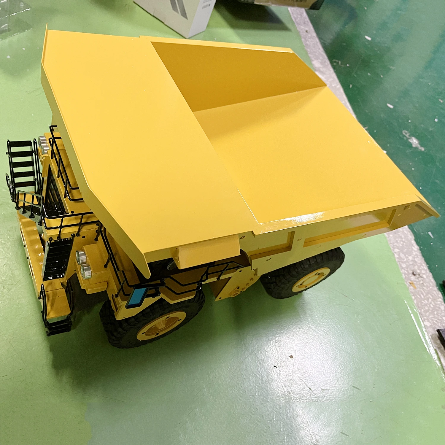 RC Trucks 1/20 793D Hydraulic RC Mining Truck Metal Model Hydraulic Dump Truck with Light System Remote Control Car Model Toy 2