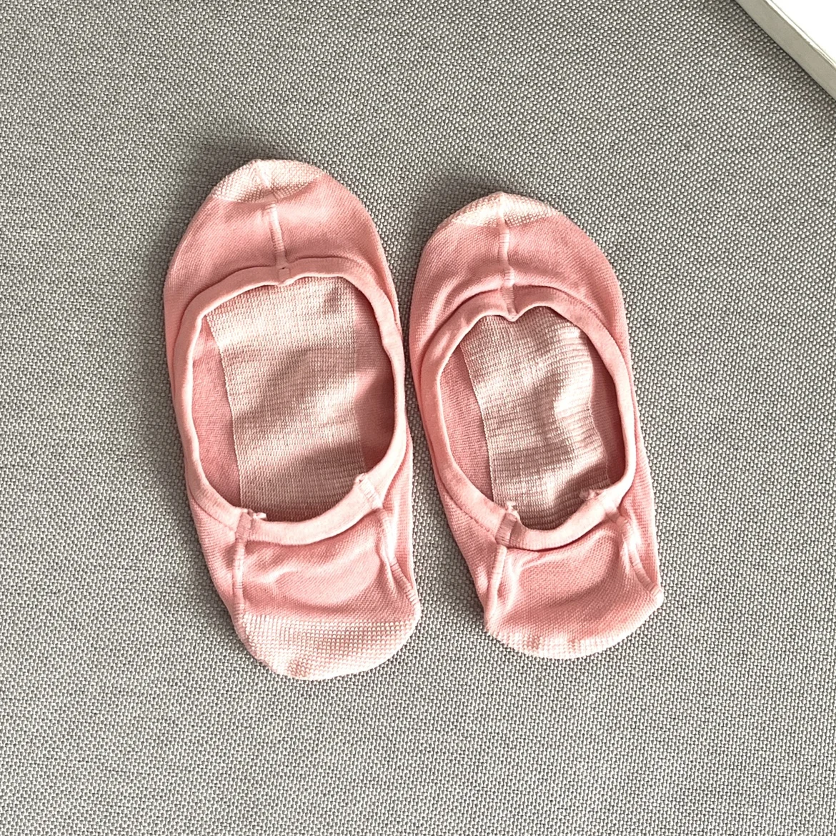여성 여름 보이지 않는 면 실크 양말 젤 도트 미끄럼 방지 편안한 통기성 얼음 실크 양말 커버 간단한 색상