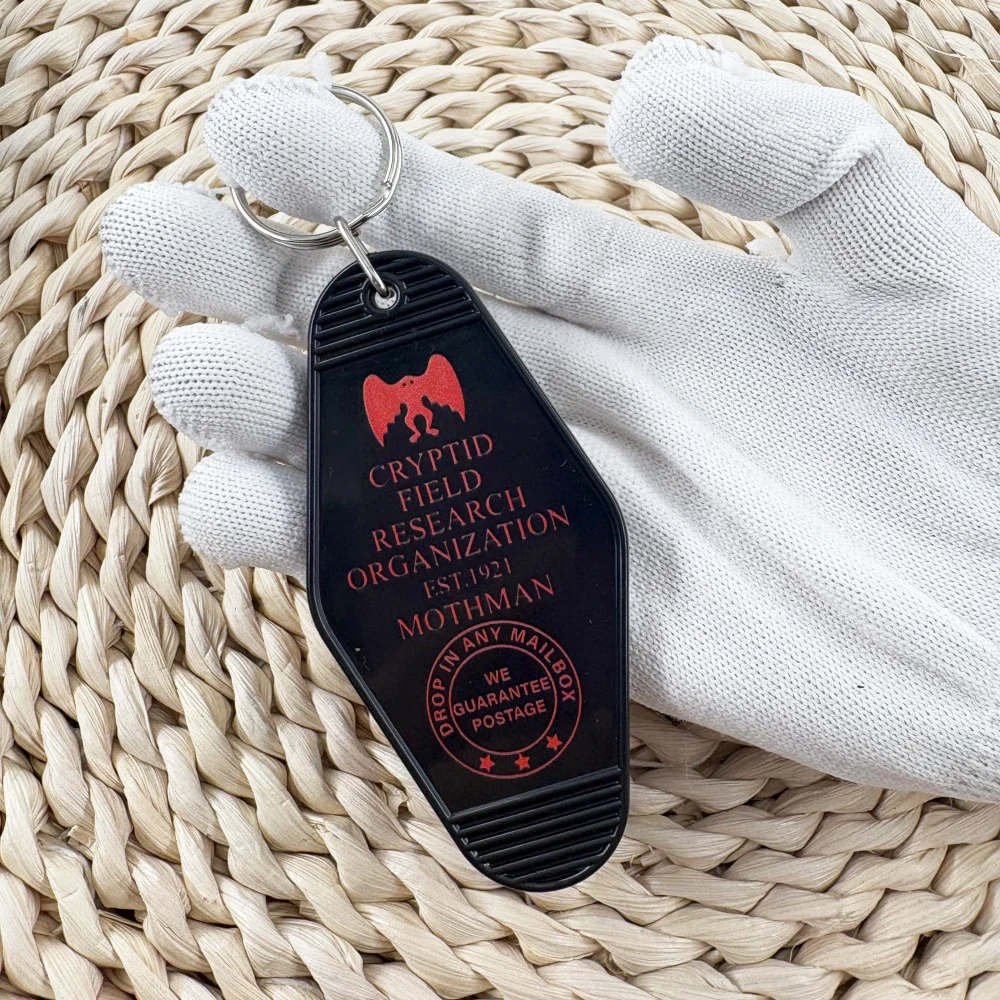 Cryptid Field Research Organization Est.1921 Werwolf Mothman Schlüsselanhänger Mysterious Creatures Key Tag Fans Collection Zubehör – Detail 9