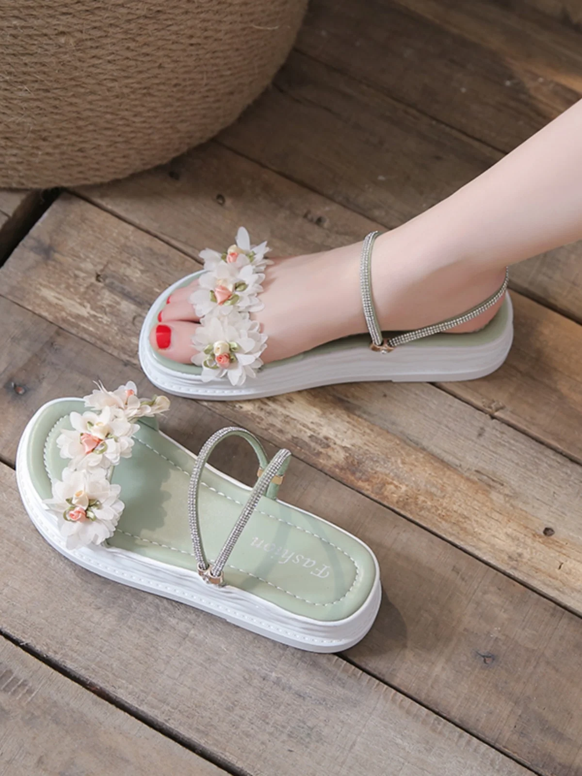 

Шлепанцы женские на плоской подошве, сланцы с низким цветочным узором, пляжные сандалии, римские скандалы из искусственной кожи, с резиновым цветком, на каблуке-копытце, лето 2024