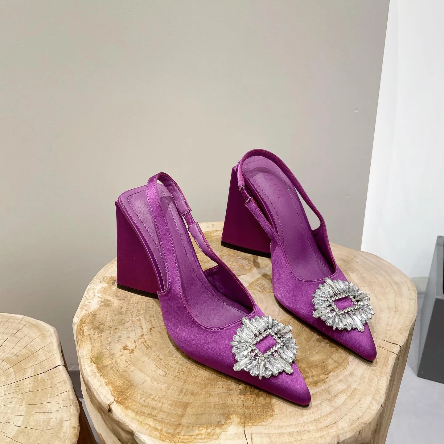 

2022 Summer New Fashion Solid Silk High Heel Sandals Sexy Pointed Toe Crystal Flower Decoration Slip-On Party Shoes