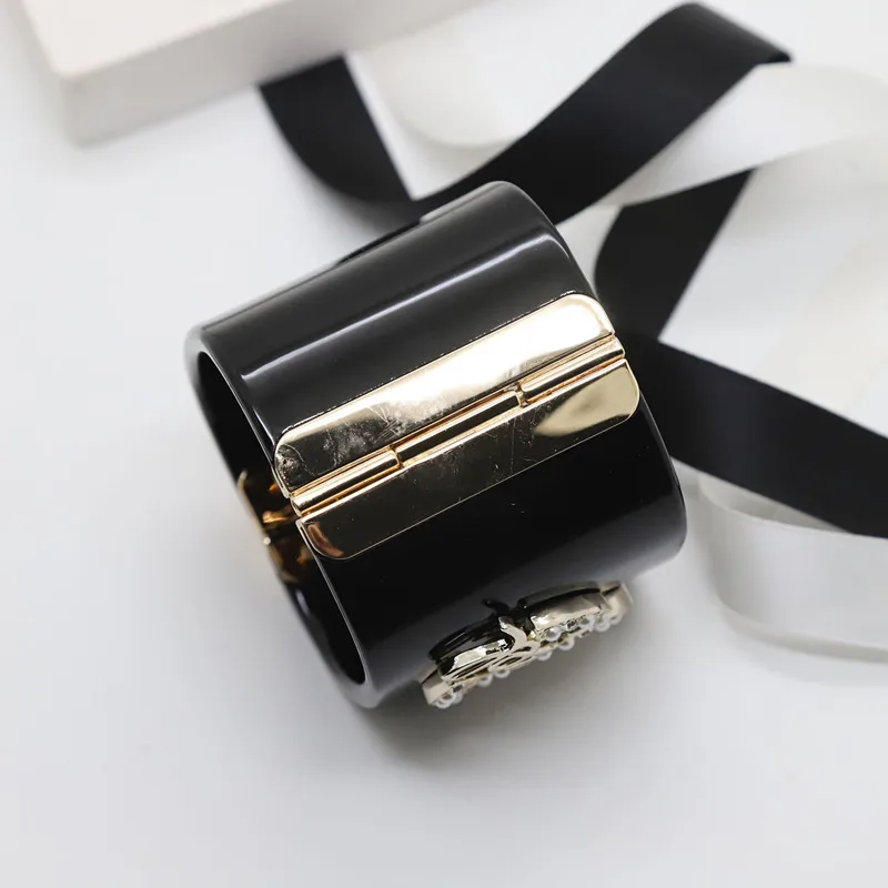 

Atmospheric high sense letter pearl acrylic snap bracelet
