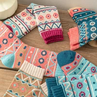 5 Pairs New Man Women Thick Winter Warm Socks Retro Style Dot Wave Pattern Couple Models Free Size 3