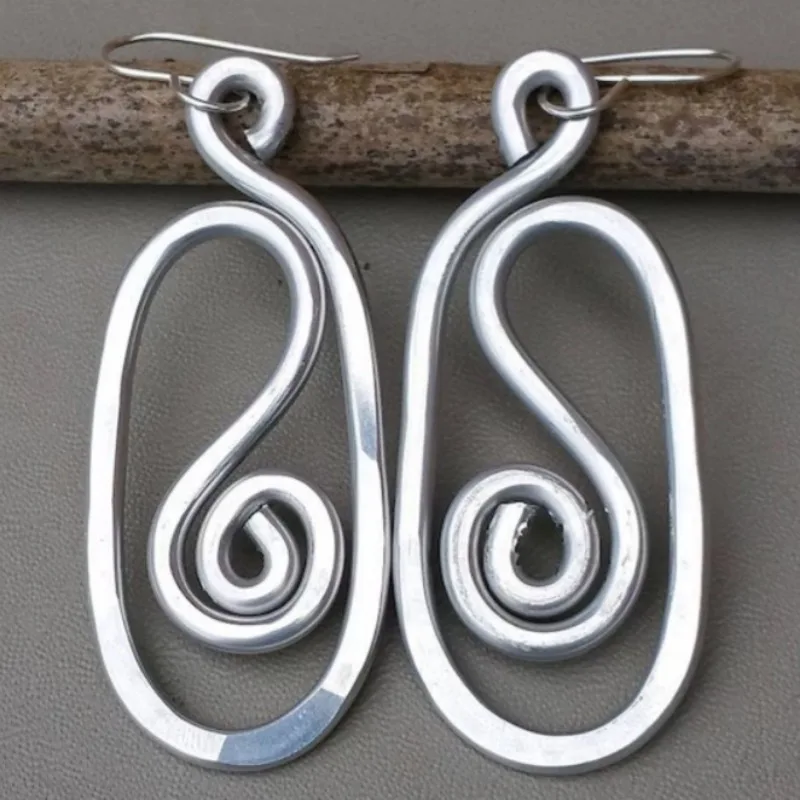 Vintage einzigartige silberfarbene Metallgeometrie Schnitzerei Spirale baumelnde Ohrringe für Frauen Schmuck