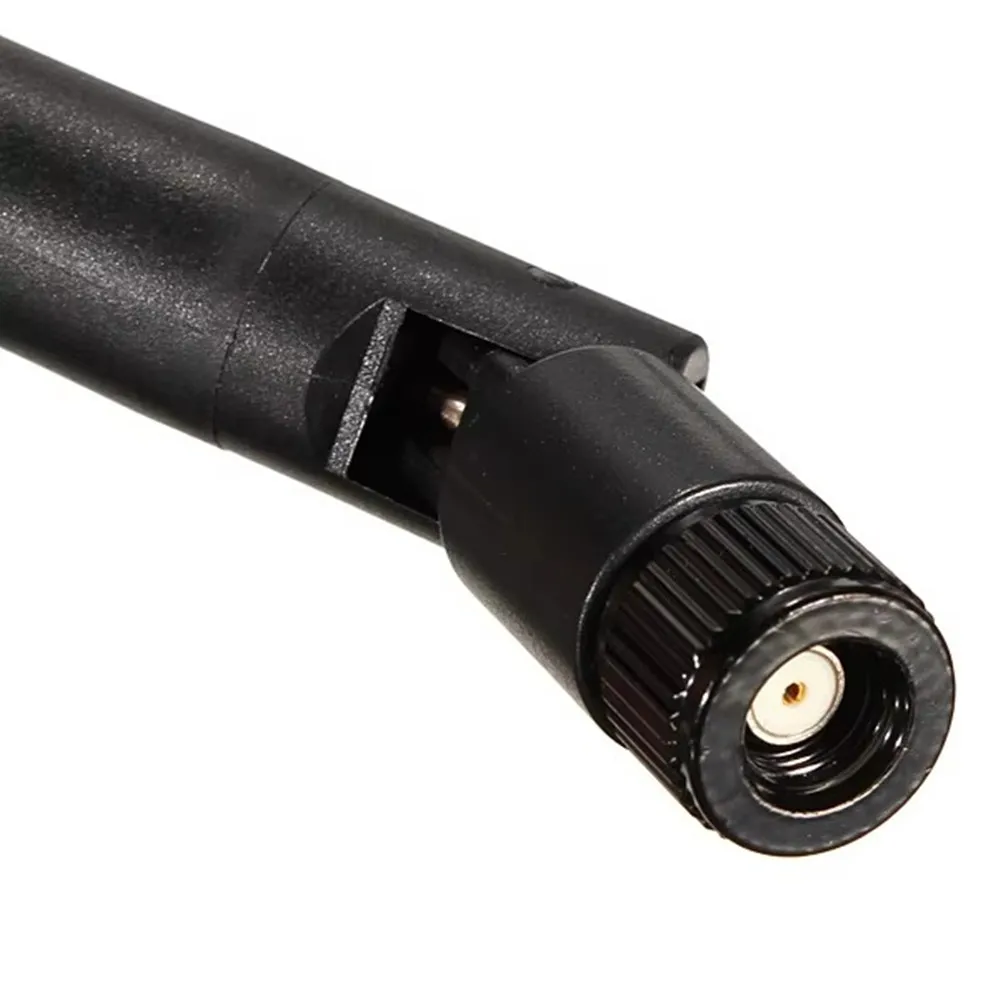 Antenne module 5dBi FrSky SMA pour drone FPV ELRS posée à côté d'un récepteur ELRS
