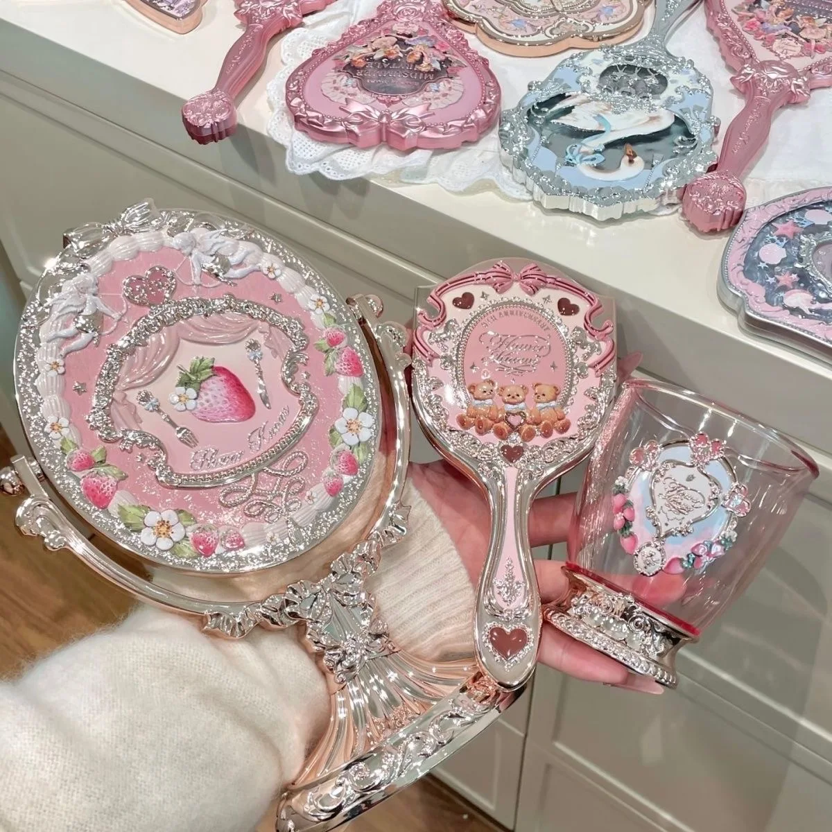 ชุดเครื่องมือแต่งหน้า 3 ชิ้น ฉลองครบรอบ 9 ปีของ Flower Knows ประกอบด้วยกระจกตั้งโต๊ะ แปรงแต่งหน้าแบบ Air Cushion และหวี 1