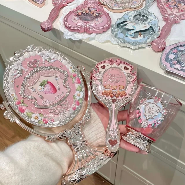 ชุดเครื่องมือแต่งหน้า 3 ชิ้น ฉลองครบรอบ 9 ปีของ Flower Knows ประกอบด้วยกระจกตั้งโต๊ะ แปรงแต่งหน้าแบบ Air Cushion และหวี 1